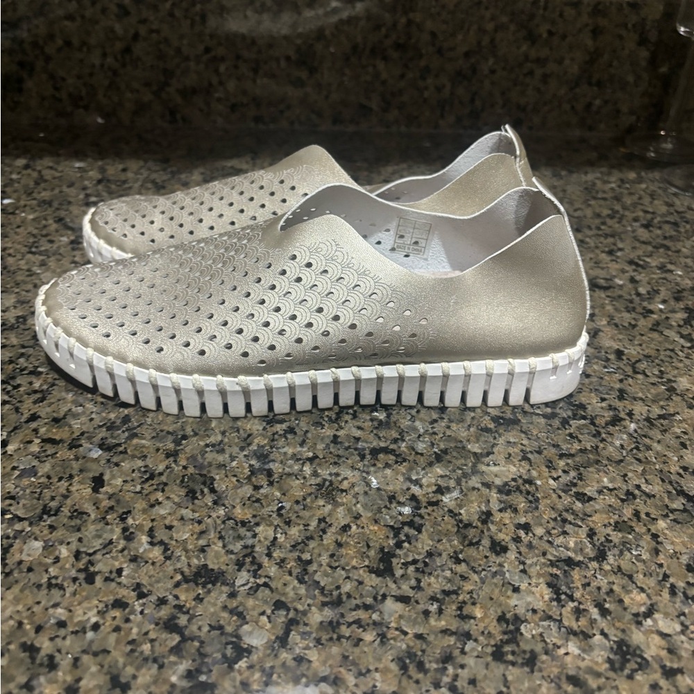 Isle Jacobsen Stylish Women's Gold Flats